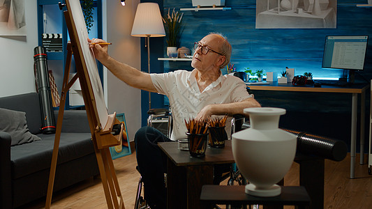 肢体残疾老人用艺术工具画花瓶图片