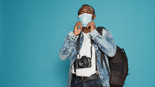 成人摄影师在休假旅行时戴面罩离开的成人摄影师图片