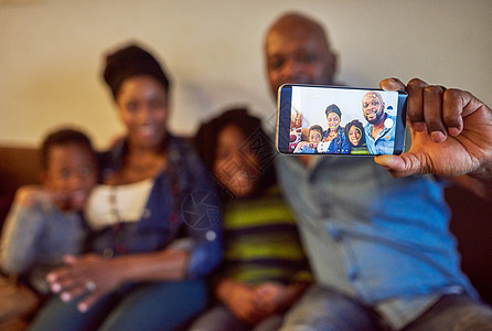 家庭自拍的笑容 一个快乐的家庭在家里取自拍图片