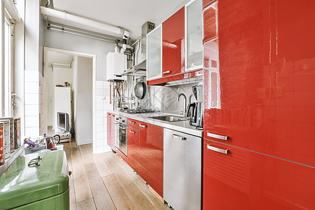 现代厨房内装红色家具的红家具内阁龙头房子家庭公寓火炉烤箱住宅橱柜组织图片
