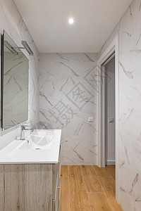 现代衣柜浴室有白色瓷砖 镜子 陶瓷槽 在现代房子或办公室的衣柜下龙头材料制品财产公寓卫生间住宅洗手盆大理石反射背景