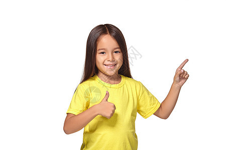穿黄色T恤的女孩用拇指举起手来手臂身体空气女性帮助信号语言成人手指棕榈图片