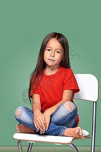 穿红色T短裤 坐在椅子上摆姿势的小女孩孩子幼儿园牛仔裤婴儿逻辑女孩童年女性情感思考图片