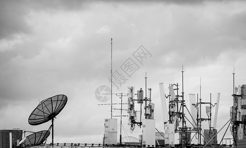 用于 5g 无线电网络的电信设备 电信塔 天线和卫星天线 无线网络天线 用于互联网通信的广播塔 广播天线细胞电视数据互联网技术基图片