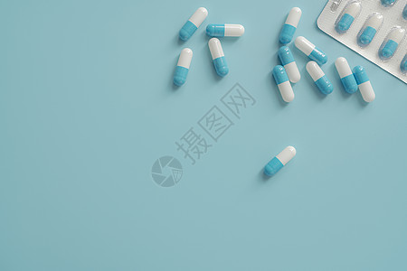 在蓝色背景的抗生素胶囊药片 处方药 蓝白色胶囊药丸 抗生素耐药性概念 医药行业 超级细菌问题 药物学和药理学图片