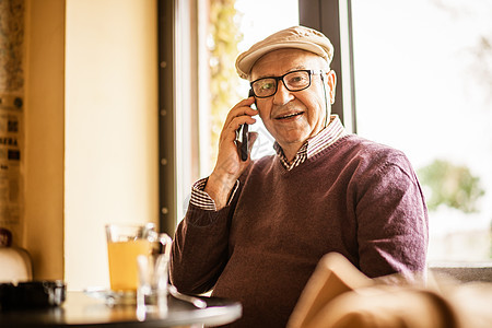 高级男子男性眼镜皱纹衣服享受男人老年咖啡店玻璃电话图片