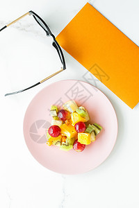 大理石 平板     饮食和健康生活方式概念的早餐用多汁水果沙拉食品营养食谱甜点植物性乡村生活方式健康饮食桌子食物图片