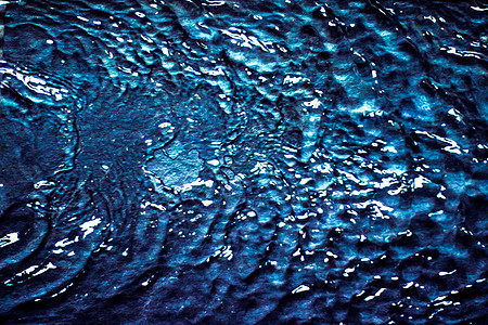 抽象水背景环境和自然元素概念宝蓝色反射海浪波浪墙纸石头蓝色温泉材料宏观图片