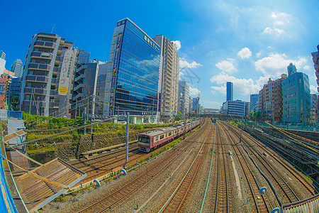通往横滨站的线组绿色车辆建筑景观电力城市晴天建筑群摩天大楼蓝天图片
