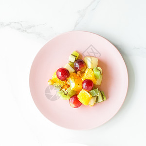 大理石 平板     饮食和健康生活方式概念的早餐用多汁水果沙拉蔬菜素食桌子营养乡村奇异果植物性食谱午餐盘子图片