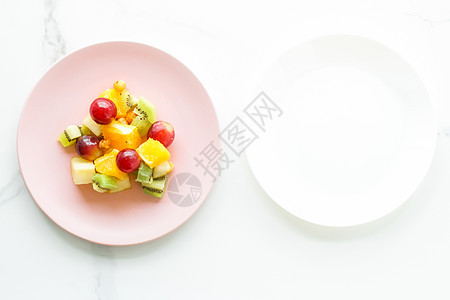大理石 平板     饮食和健康生活方式概念的早餐用多汁水果沙拉桌子奇异果午餐橙子食品植物性营养食谱生活方式健康饮食图片