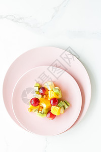 大理石 平板     饮食和健康生活方式概念的早餐用多汁水果沙拉盘子食谱素食石头乡村桌子生活方式食物奇异果营养图片