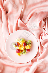 丝绸 扁板上的多汁果沙拉     健康的生活方式和床上早餐概念食谱奇异果盘子蔬菜素食食物饮食健康饮食乡村营养图片
