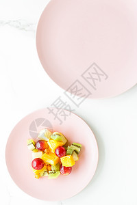 大理石 平板     饮食和健康生活方式概念的早餐用多汁水果沙拉健康饮食橙子甜点奇异果盘子食物素食生活方式食谱桌子图片