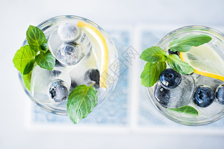 为客人准备的夏季鸡尾酒 家庭聚会饮料 鸡尾酒和庆祝风格的概念排毒茶点热带玻璃食谱柠檬浆果食物水果果汁图片