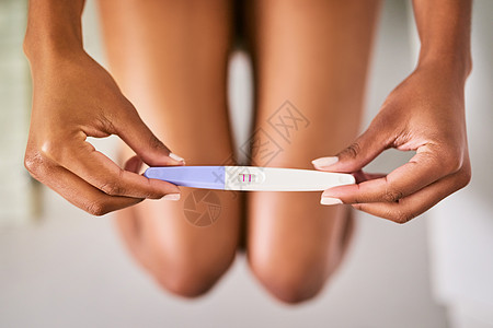 新篇章的开始 女人在厕所里做怀孕测试时会接受孕检图片