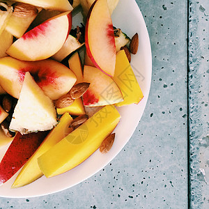 多汁的成熟桃子-新鲜水果和健康饮食风格的概念图片