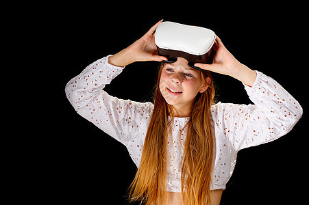 女孩 青少年戴VR眼镜 与虚拟现实 娱乐技术概念互动女青年佩戴VR眼镜电子游戏白色模拟横幅女士水平小样游戏视频孩子图片