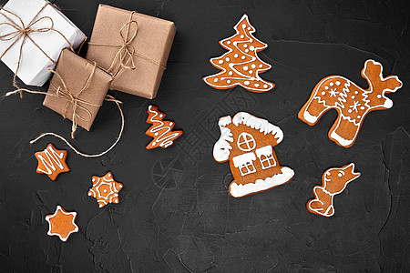 圣诞节成份 Xmas饼干 礼物 黑色背景的节日装饰 平面 顶部视图 有复制空间情绪丝带新年甜点肉桂展示框架信封八角巧克力图片