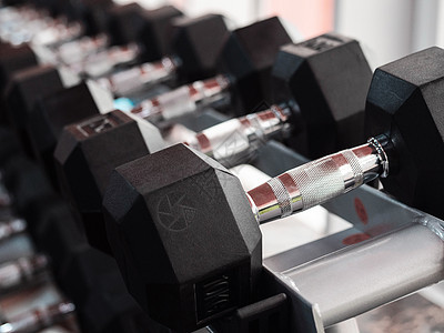 健身房或俱乐部架子上各行重金属哑铃 体重训练设备 运动和健康概念身体瓶子重量力量活动齿轮杠铃火车举重配件图片