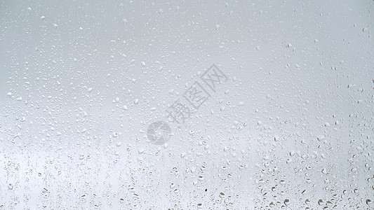 特写水滴落在玻璃上的视图 雨滴落在窗户上 雨季 秋天 雨滴滴落 灰色的天空压抑水分季节跑步沮丧天气下雨飞沫液体流动图片