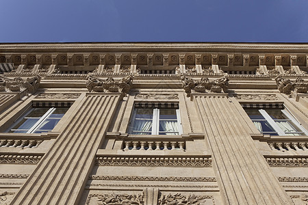 巴黎万国宫的低角角度视图图片