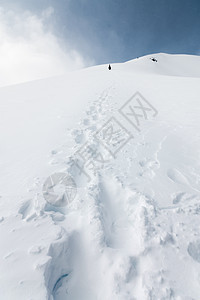 来自深雪 山丘 远征概念中 一个人的单足足迹图片