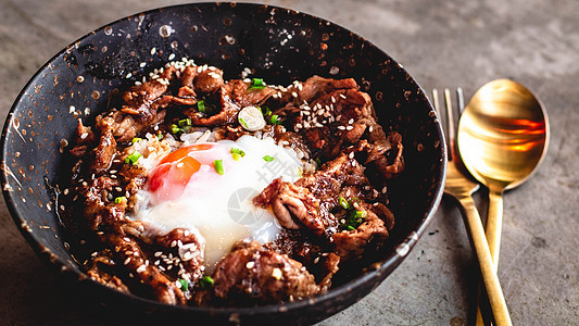 韩国猪肉和鸡蛋在大米上 用碗瓷盘 金属勺子和叉子做饭午餐盘子洋葱餐厅牛肉烹饪牛扒油炸美食食物图片