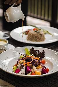 一碗健康的新鲜蔬菜水果沙拉配酱汁 健康食品早餐义者烹饪黄瓜洋葱食物桌子盘子午餐营养饮食图片