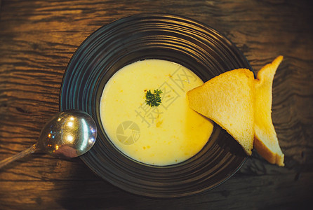 玉米和欧斯利汤 热饭 新鲜面包图片