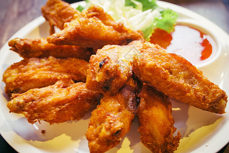 炸鸡翅菜 配有沙拉和甜酱汁午餐饮食翅膀油炸烹饪美食盘子图片餐厅美味图片