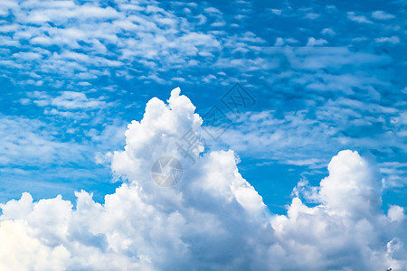 蓝色的天空夏日抽象的天气背景下 巨大的白毛云气象日光墙纸单云晴天积雨阳光孤独气氛浮云图片