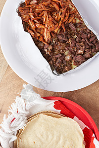 各种美味的典型墨西哥食品 玉米饼 索普斯 牧师文化红色柠檬桌子鳄梨食物盘子玉米绿色图片