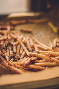 在烤箱里煮炸薯条 生菜和自制烹饪风格的概念炙烤薯条小吃美食厨房蔬菜食物土豆油炸营养图片