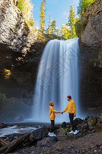 加拿大不列颠哥伦比亚省Wells Gray省公园最著名的瀑布荒野旅游自然保护区假期观光树木森林峡谷冒险溪流图片