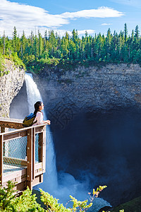 英属哥伦比亚 加拿大 夫妇男女观看瀑布岩石冰川冒险峡谷观光荒野娱乐力量清水假期图片