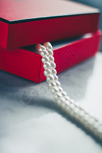 红色礼盒中的精美珍珠 奢华礼物  珠宝和她风格概念的奢华礼物金属吊坠宝藏财富项链珠子钻石婚礼首饰戒指图片