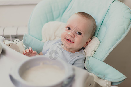婴儿的第一个诱饵 婴儿食物 关于儿童营养的文章 笑声保姆勺子食欲育儿母性孩子女孩母亲童年妈妈图片