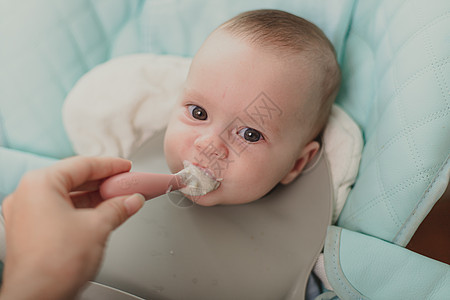 婴儿的第一个诱饵 婴儿食物 关于儿童营养的文章 笑声妈妈女孩窗户女士母性保姆父母微笑母亲育儿图片