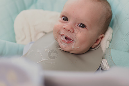 婴儿的第一个诱饵 婴儿食物 关于儿童营养的文章 笑声围兜父母女士妈妈母性童年家庭育儿勺子几个月图片