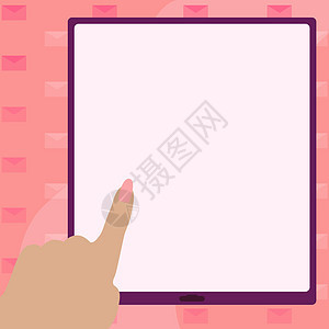 指着代表规划未来项目的空屏幕平板电脑 女人点便携式设备展示最新计划最新进展商业女性手指文档成人墙纸教育技术海报框架图片