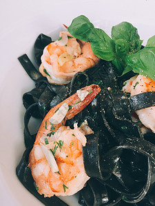 黑虾意大利面 — 意大利面和意大利美食食谱风格的概念图片