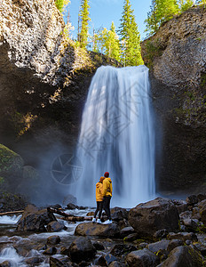 Moul Falls 加拿大不列颠哥伦比亚省Wells Gray省公园最著名的瀑布旅游溪流清水峡谷悬崖树木旅行头盔风景冰川图片