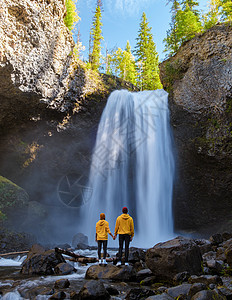 Moul Falls 加拿大不列颠哥伦比亚省Wells Gray省公园最著名的瀑布森林风景冒险溪流头盔荒野旅行假期旅游水井图片