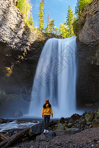 Moul Falls 加拿大不列颠哥伦比亚省Wells Gray省公园最著名的瀑布树木清水远足冒险悬崖环境自然保护区假期峡谷水井图片