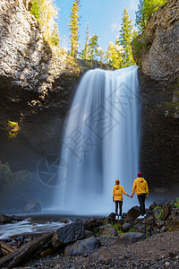 Moul Falls 加拿大不列颠哥伦比亚省Wells Gray省公园最著名的瀑布薄雾峡谷荒野旅行悬崖森林冒险环境旅游水井图片