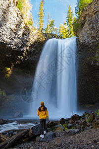 Moul Falls 加拿大不列颠哥伦比亚省Wells Gray省公园最著名的瀑布环境树木薄雾头盔悬崖峡谷远足观光冒险自然保护区图片