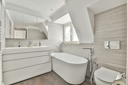 卫生间墙带浴缸的狭窄洗手间白色公寓淋浴洗澡财产风格装饰卫生间住宅大理石背景