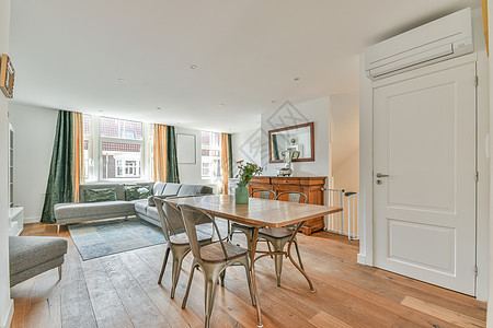 沙发在豪华豪华 宽敞的客厅和厨房桌子房子风格家具装饰地毯长椅白色奢华饭厅图片