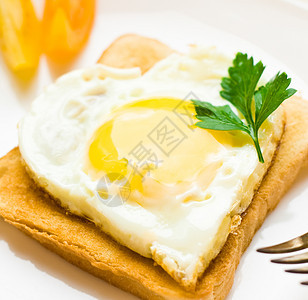 做早餐时烤鸡蛋胡椒油炸蔬菜桌子小吃面包盘子营养烹饪午餐图片